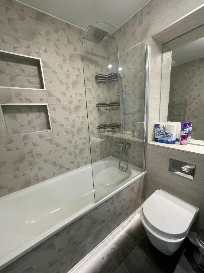 Charming Modern Apartment Near London Heathrow Feltham Exterior photo